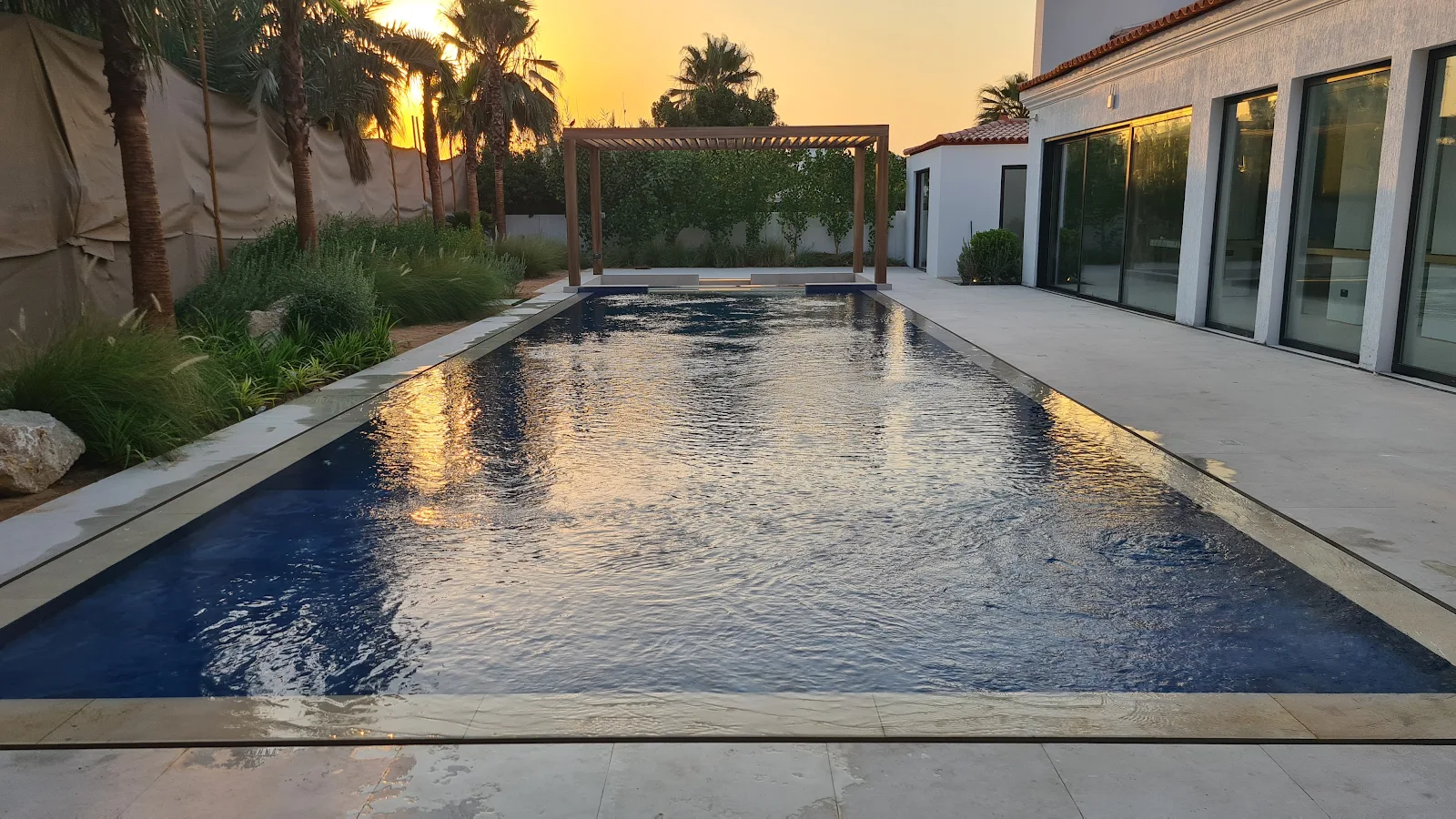 Pool glass wall